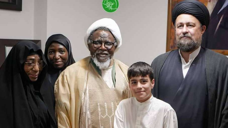 Sheikh Zakzaky Pays Homage to the Residence of late Imam Khomeini (QS)